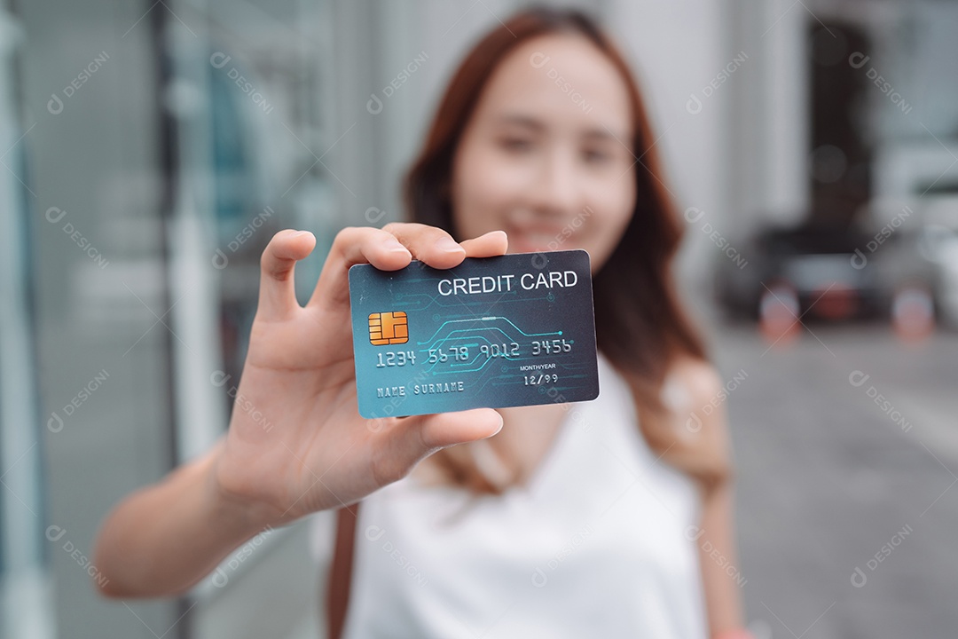 Mulher asiática cliente compradora mostrando cartão de crédito para pagamento