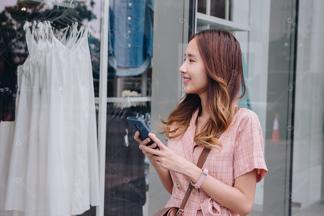 Linda mulher asiática usando celular