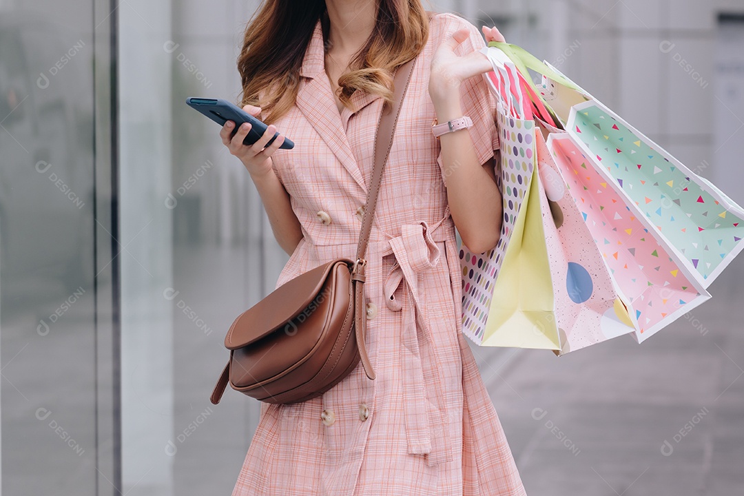 Mulher asiática cliente consumidora usando smartphone no shopping