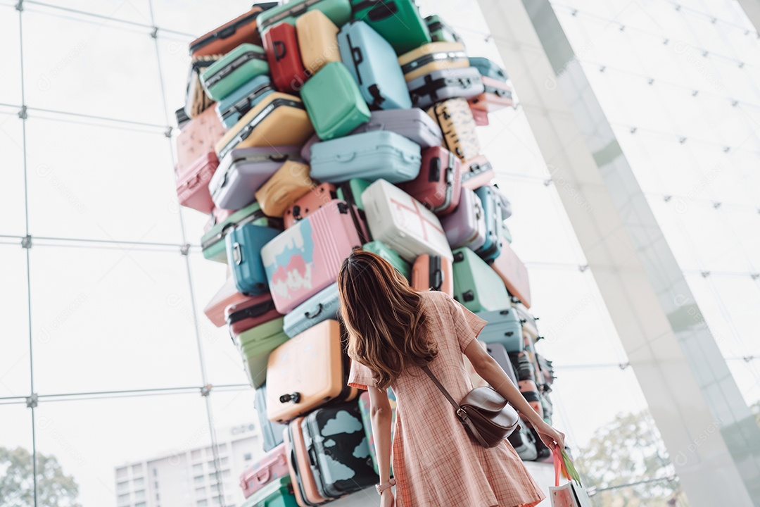 Conceito de viciado em compras. Linda mulher asiática segurando sacolas de compras