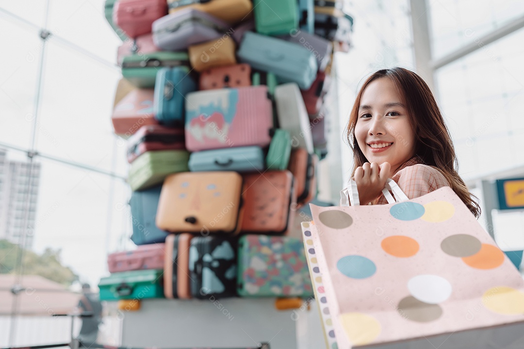 Conceito de viciado em compras. Linda mulher asiática segurando sacolas de compras