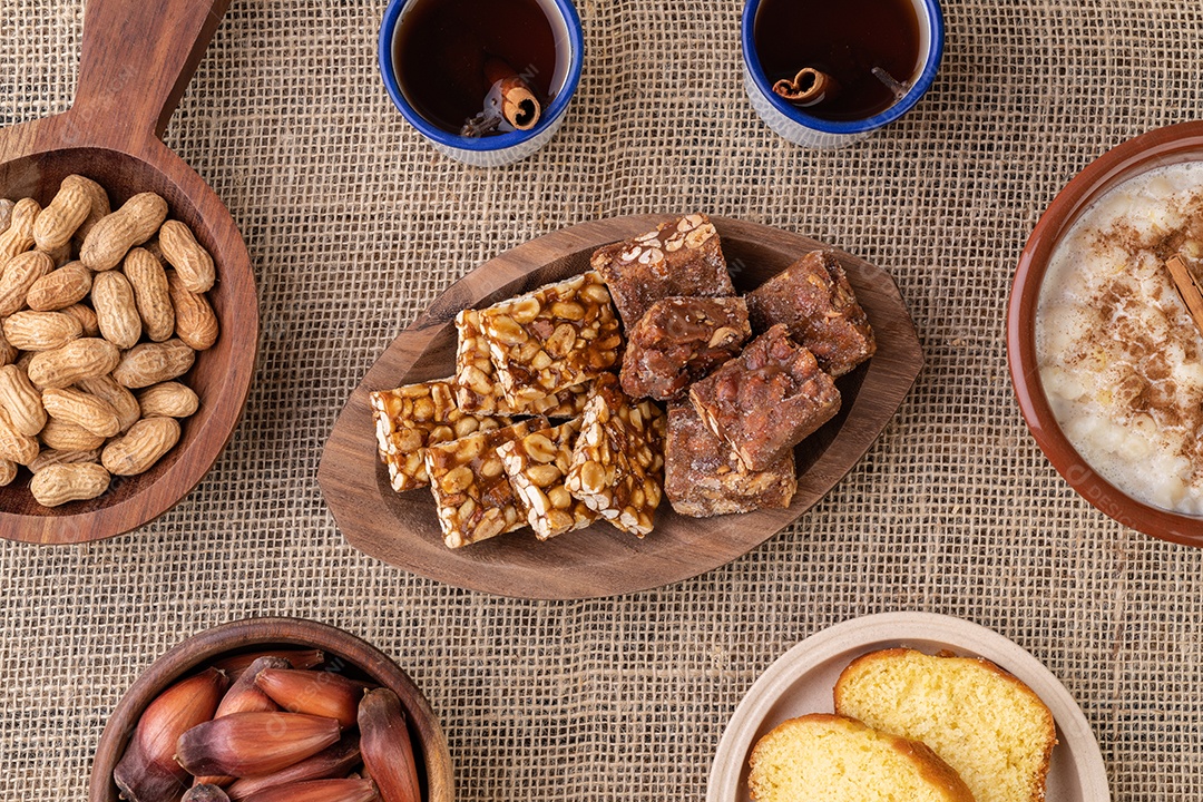 Comida típica da festa junina brasileira sobre tecido de juta. festa junina.
