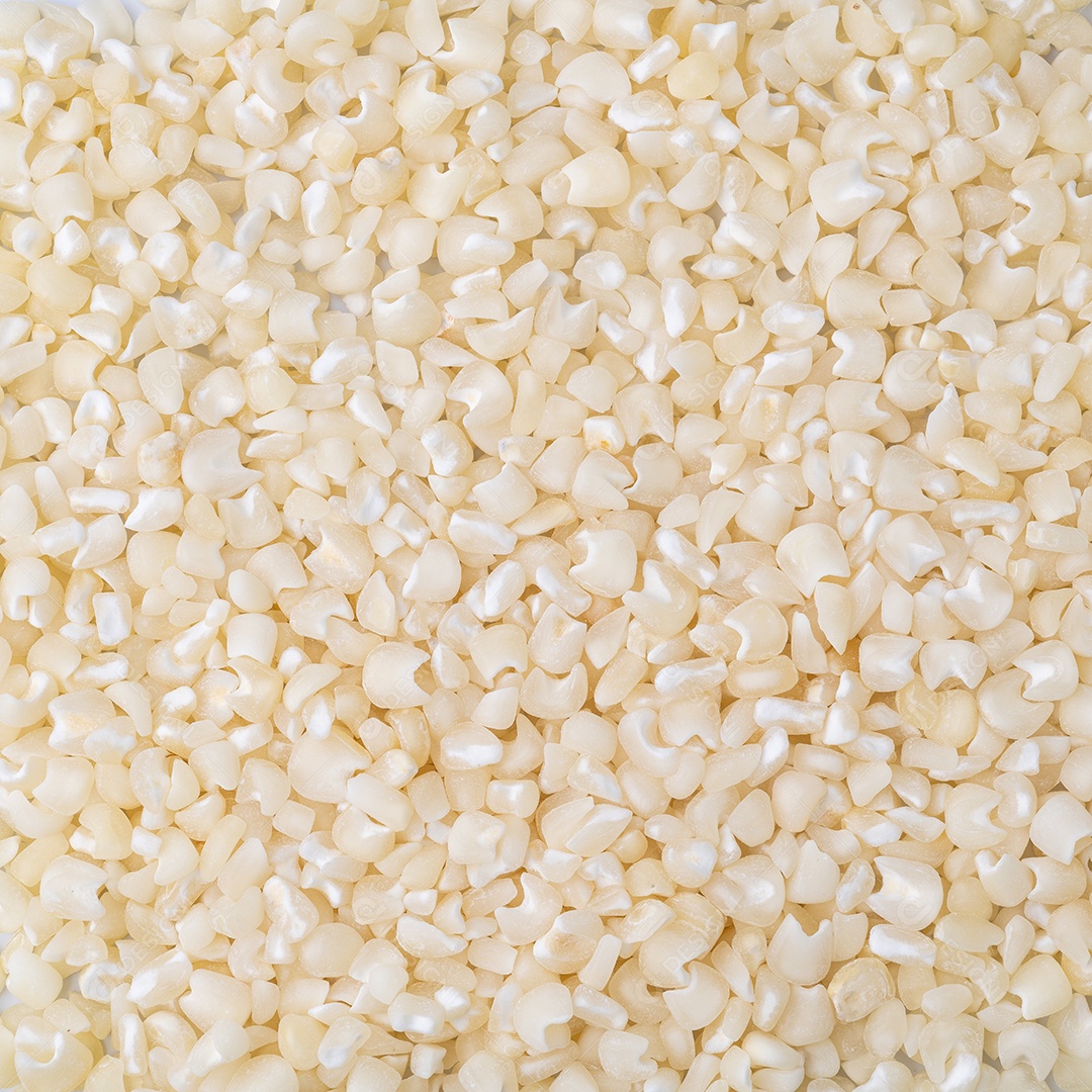 Closeup, vista superior de milho branco seco ou canjica. Cenário de comida.