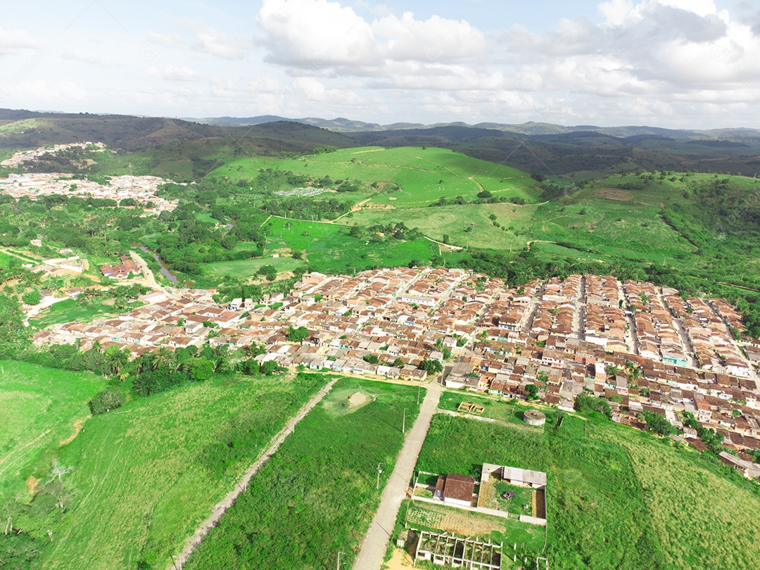 Vista aérea de pequeno bairro