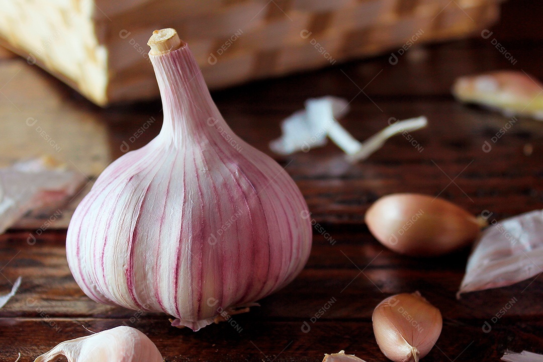 Bulbo de alho orgânico isolado sobre a mesa de cozinha de madeira rústica.