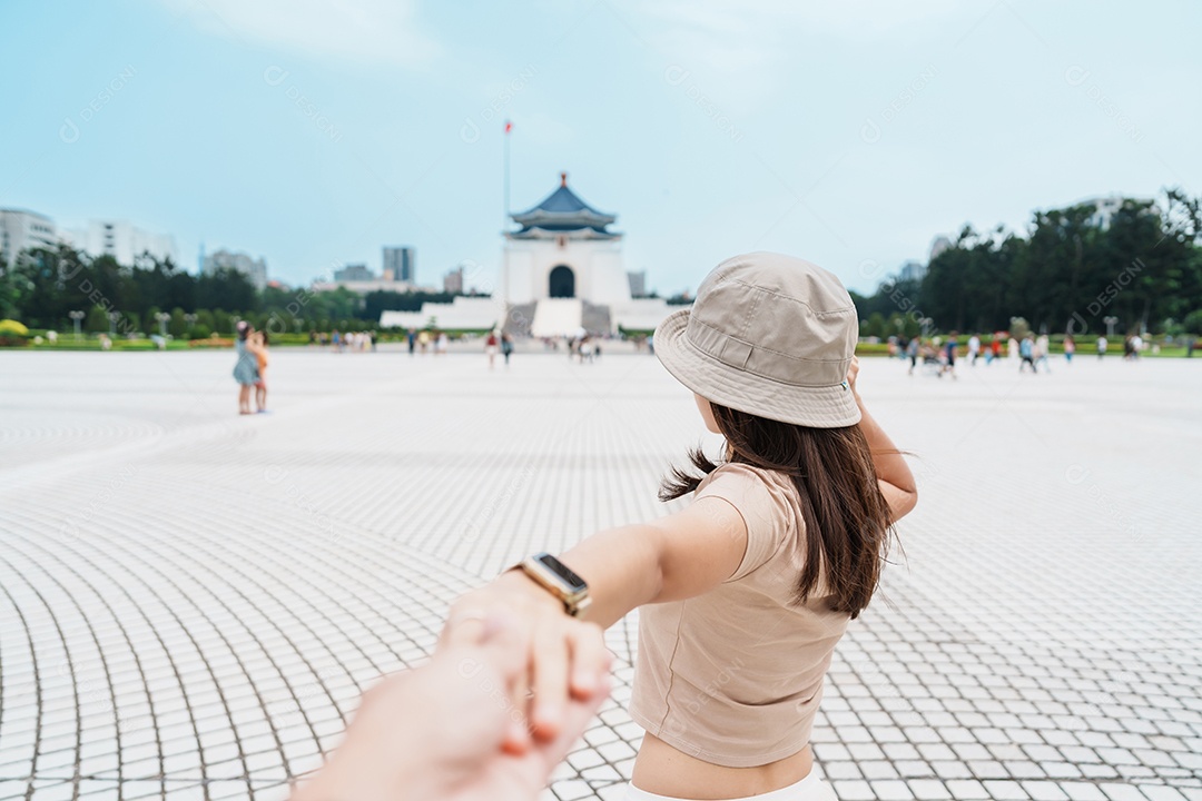 Casal de viajantes visitando Taiwan, passeios turísticos