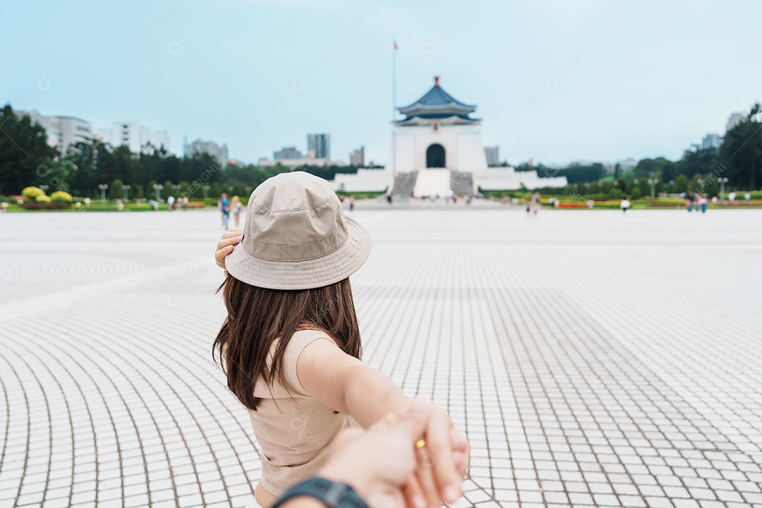 Casal de viajantes visitando Taiwan, passeios turísticos
