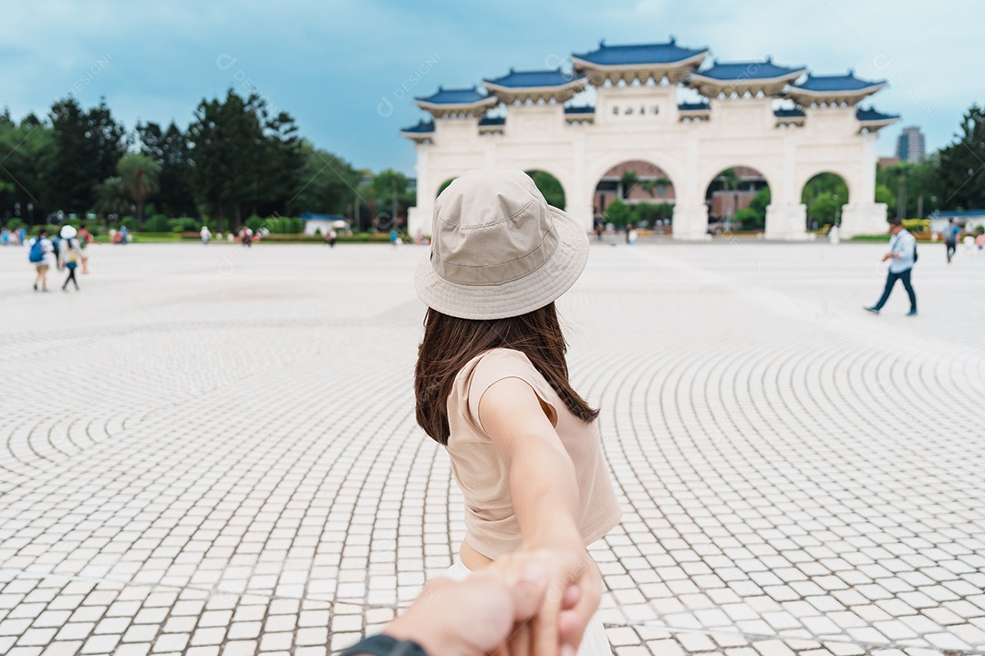 Casal de viajantes visitando Taiwan, passeios turísticos