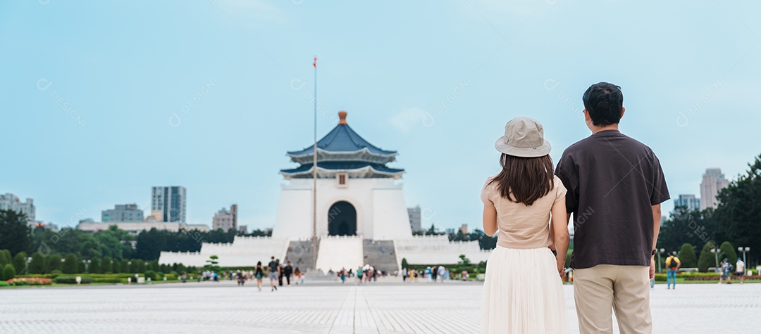 Casal de viajantes visitando Taiwan, passeios turísticos