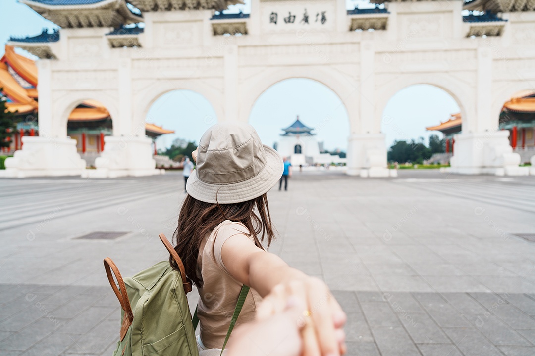 Casal de viajantes visitando Taiwan, passeios turísticos