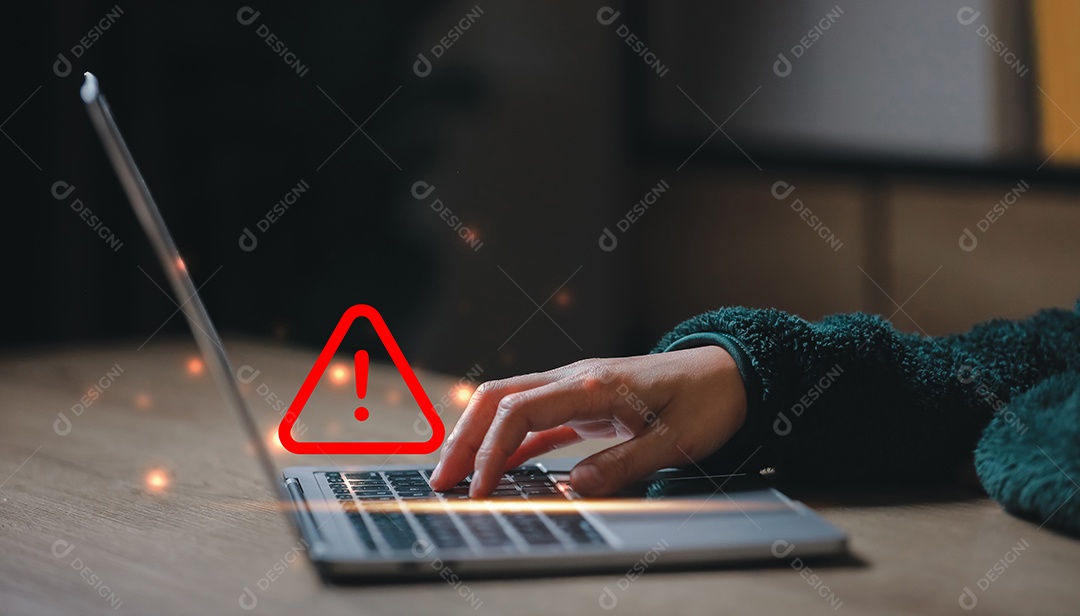 Aviso de cuidado para erro de notificação e para estar ciente dos perigos de ser hackeado por hackers, os vírus de malware da Internet estão destruindo dados do computador. Informações comprometidas Software malicioso.