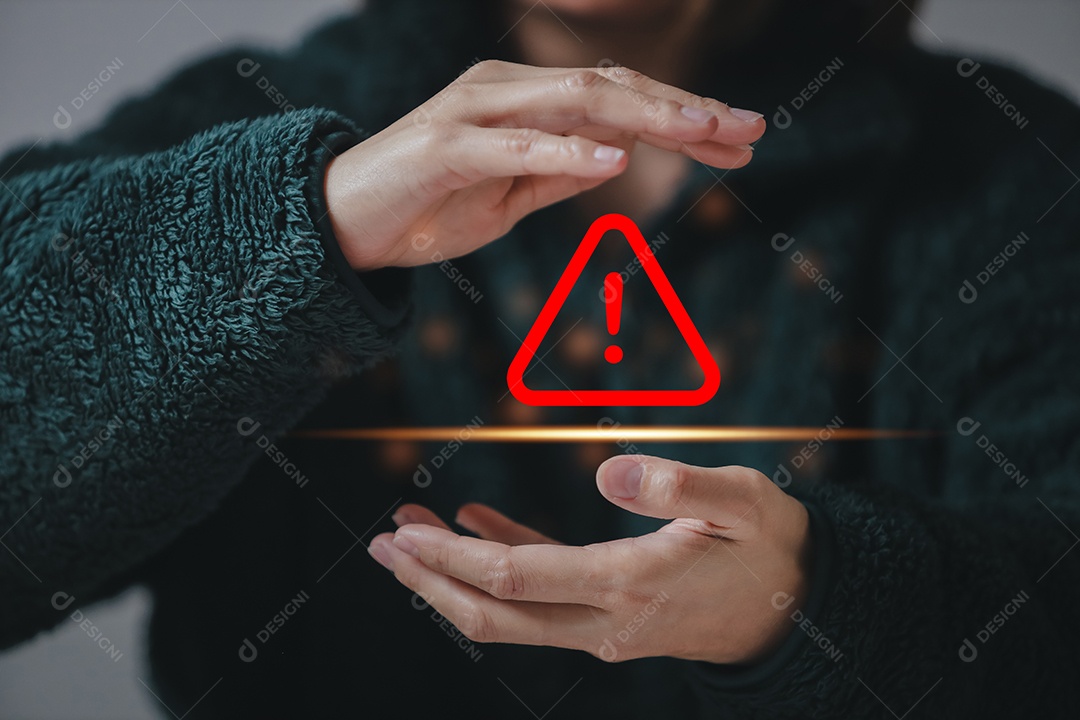 Aviso de cuidado para erro de notificação e para estar ciente dos perigos de ser hackeado por hackers, os vírus de malware da Internet estão destruindo dados do computador. Informações comprometidas Software malicioso.