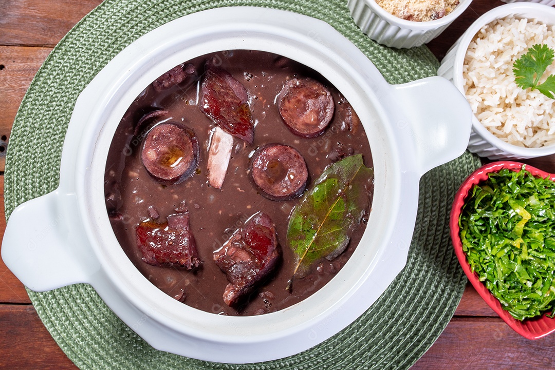 Autêntica Feijoada Brasileira - Um Prato Saudável e Saboroso.