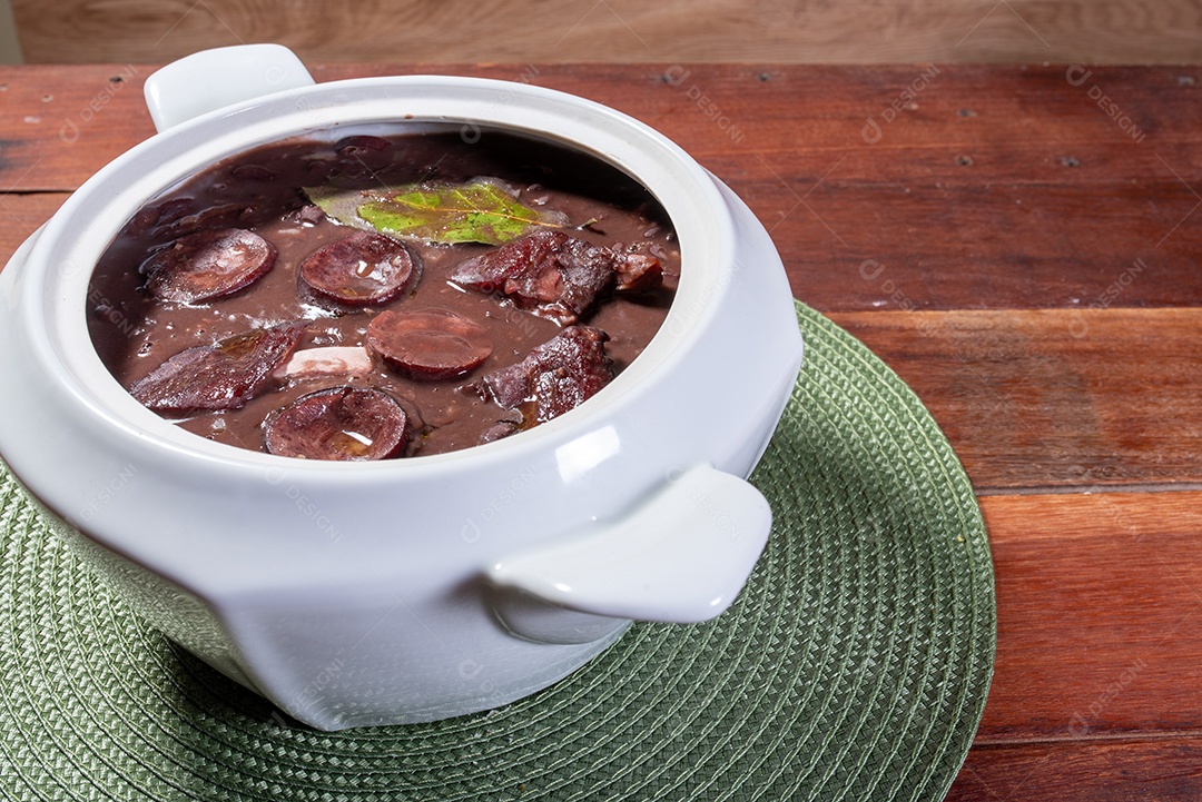 Autêntica Feijoada Brasileira - Um Prato Saudável e Saboroso.