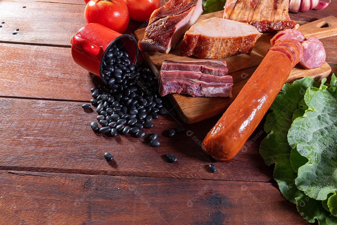 Ingredientes de feijoada sobre uma mesa de madeira
