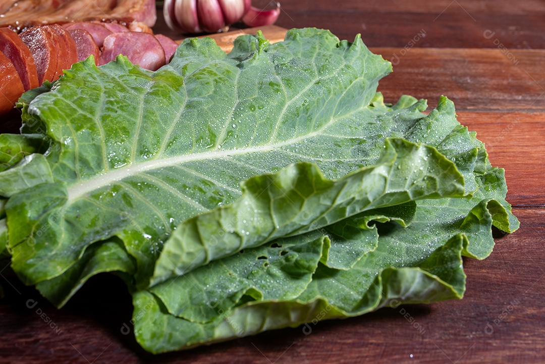 Ingredientes de feijoada sobre uma mesa de madeira