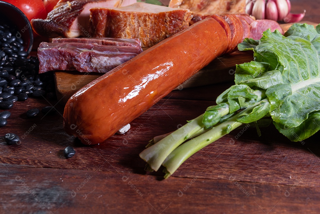 Ingredientes de feijoada sobre uma mesa de madeira