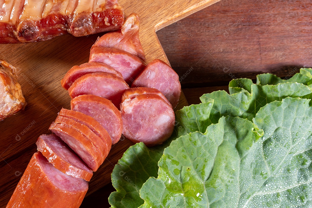 Ingredientes de feijoada sobre uma mesa de madeira