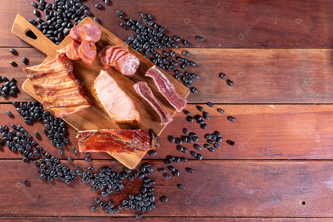 Ingredientes de feijoada sobre uma mesa de madeira