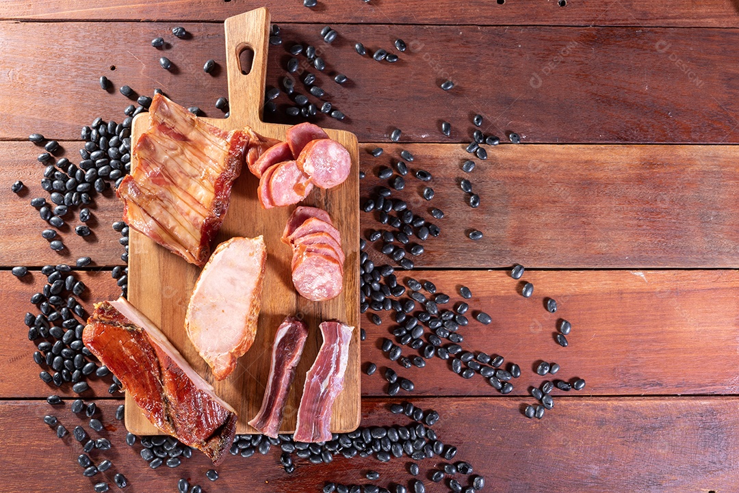 Ingredientes de feijoada sobre uma mesa de madeira