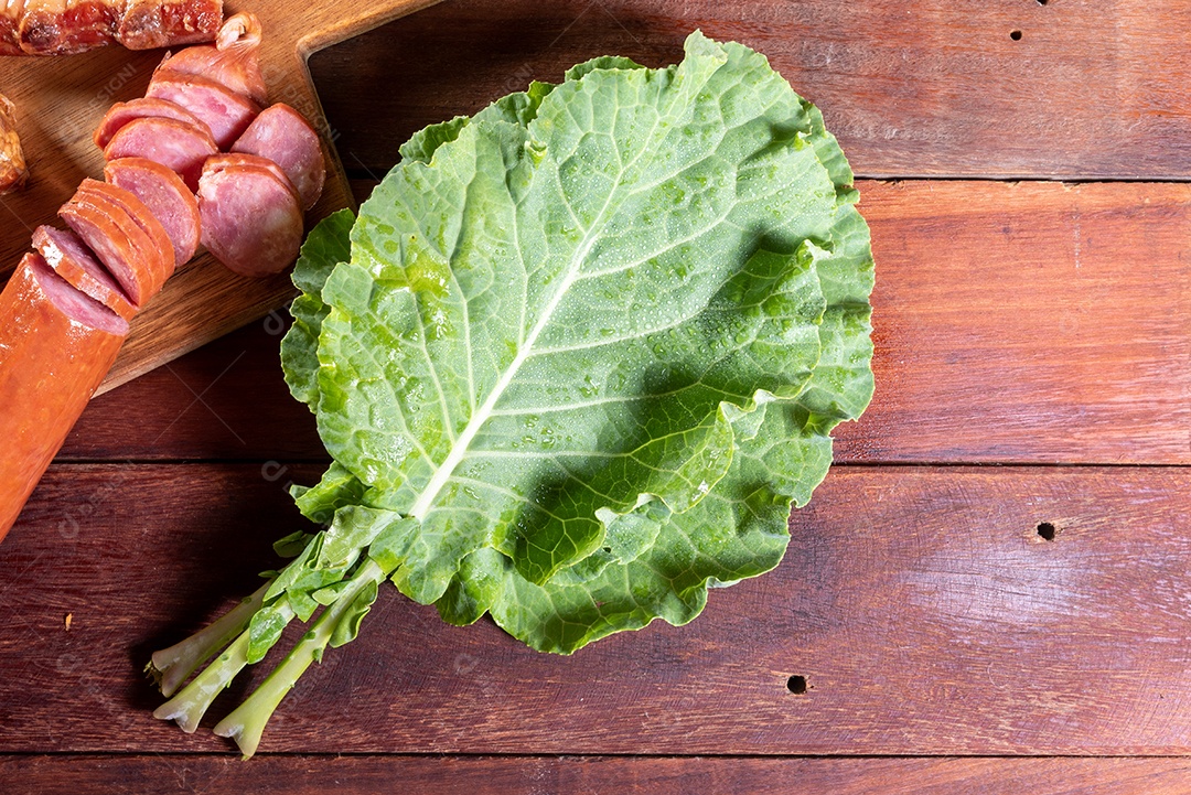 Ingredientes de feijoada sobre uma mesa de madeira