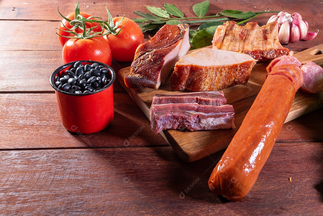 Ingredientes de feijoada sobre uma mesa de madeira