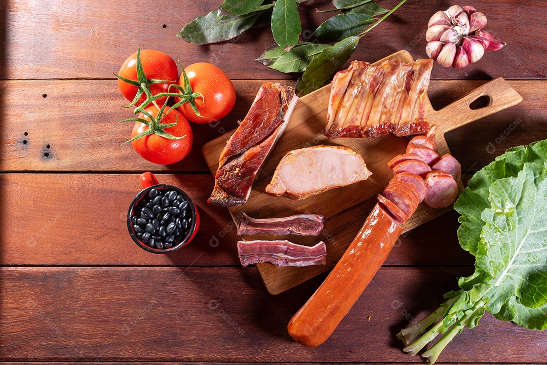 Ingredientes de feijoada sobre uma mesa de madeira