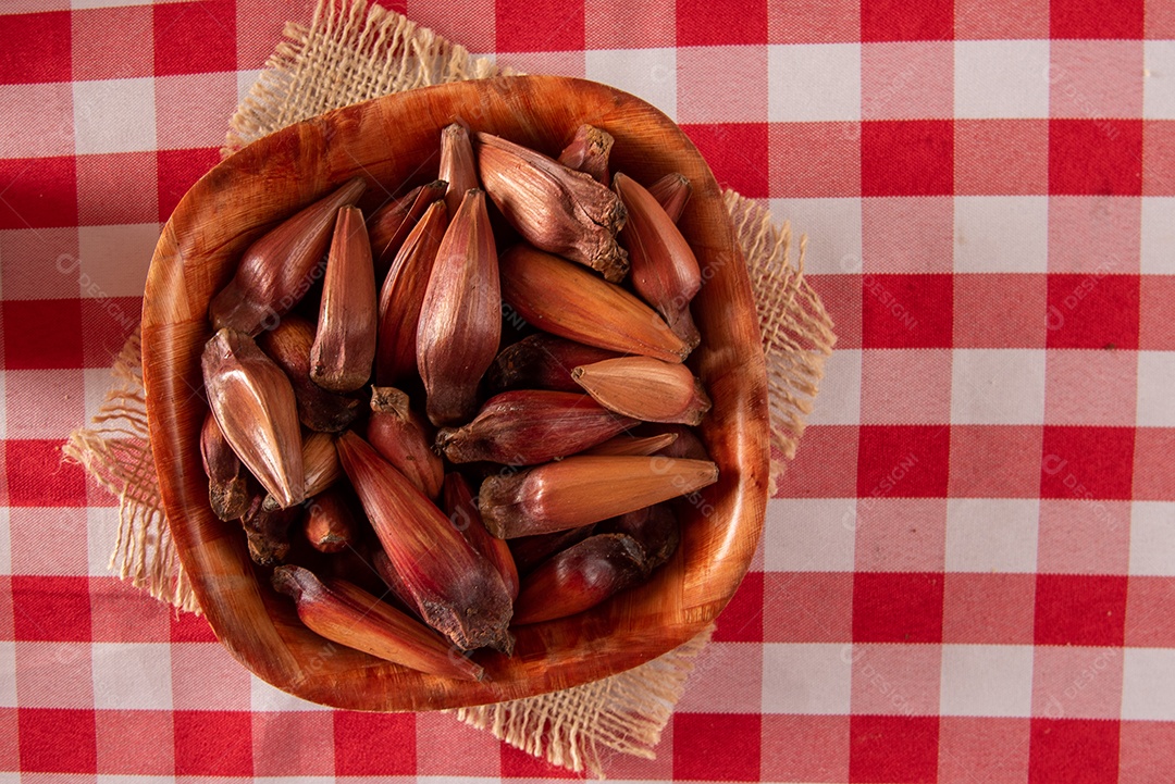 Mesa de madeira com comidas típicas da Festa Junina brasileira. espantalho
