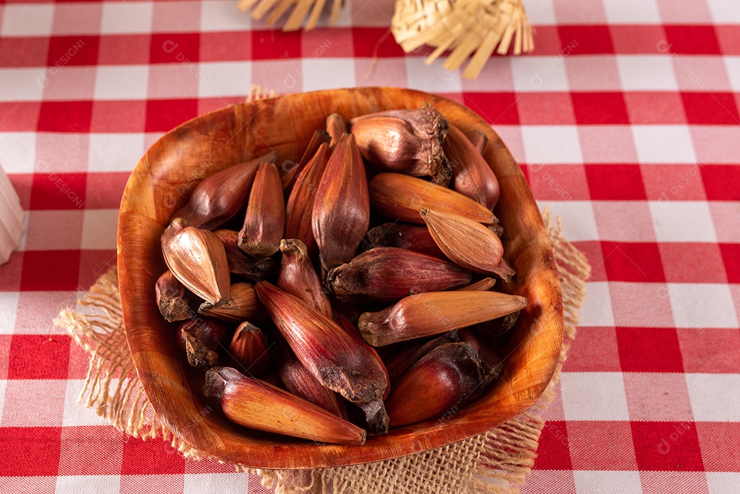 Mesa de madeira com comidas típicas da Festa Junina brasileira. espantalho