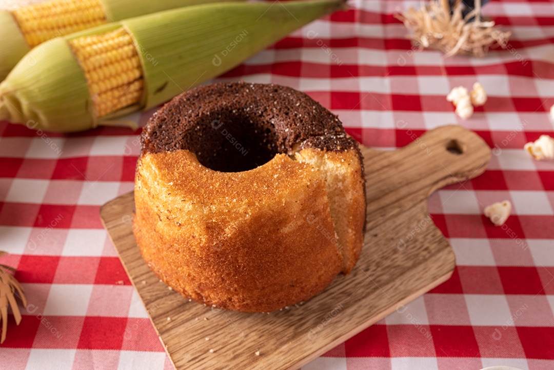 Mesa de madeira com comidas típicas da Festa Junina brasileira. espantalho
