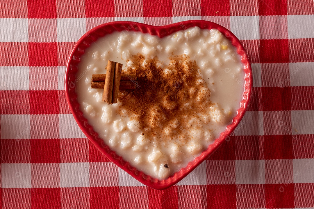 Mesa de madeira com comidas típicas da Festa Junina brasileira. espantalho