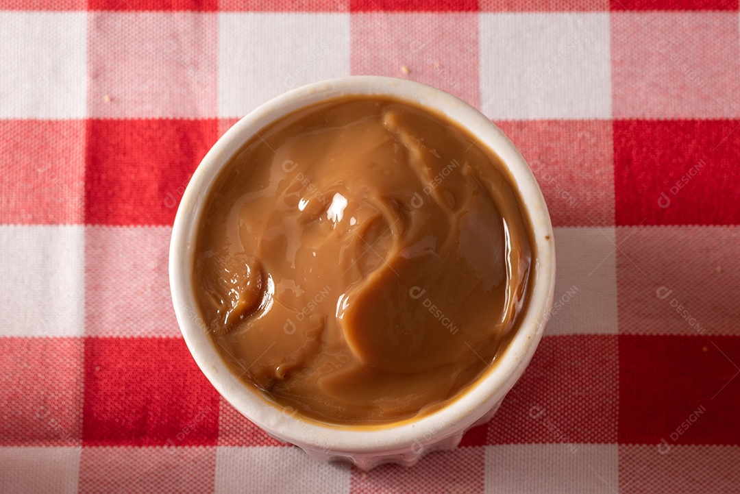 Mesa de madeira com comidas típicas da Festa Junina brasileira. espantalho