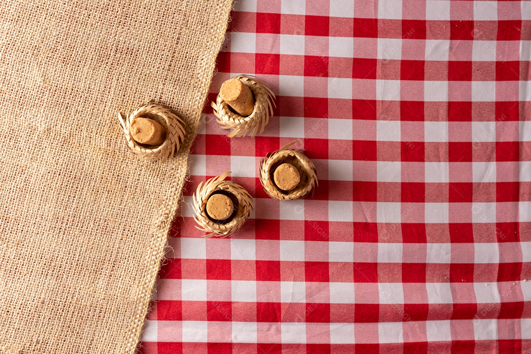 Mesa de madeira com comidas típicas da Festa Junina brasileira. espantalho