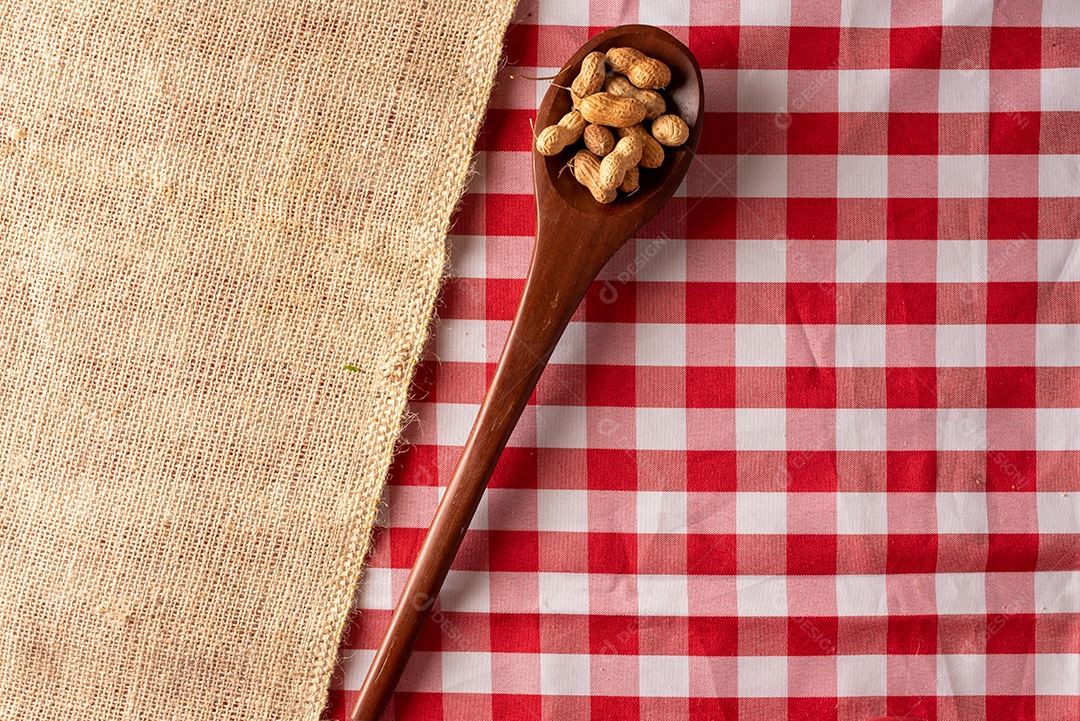 Mesa de madeira com comidas típicas da Festa Junina brasileira. espantalho