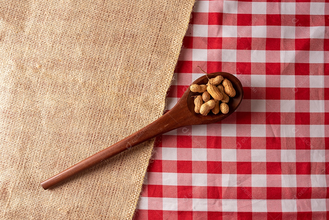 Mesa de madeira com comidas típicas da Festa Junina brasileira. espantalho
