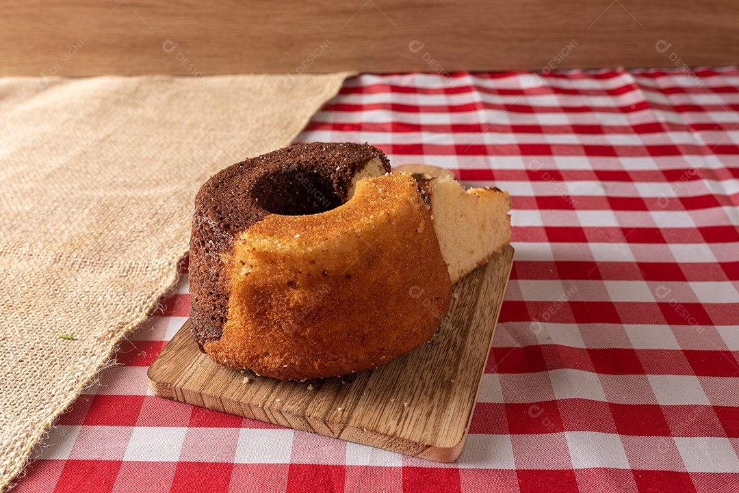 Mesa de madeira com comidas típicas da Festa Junina brasileira. espantalho