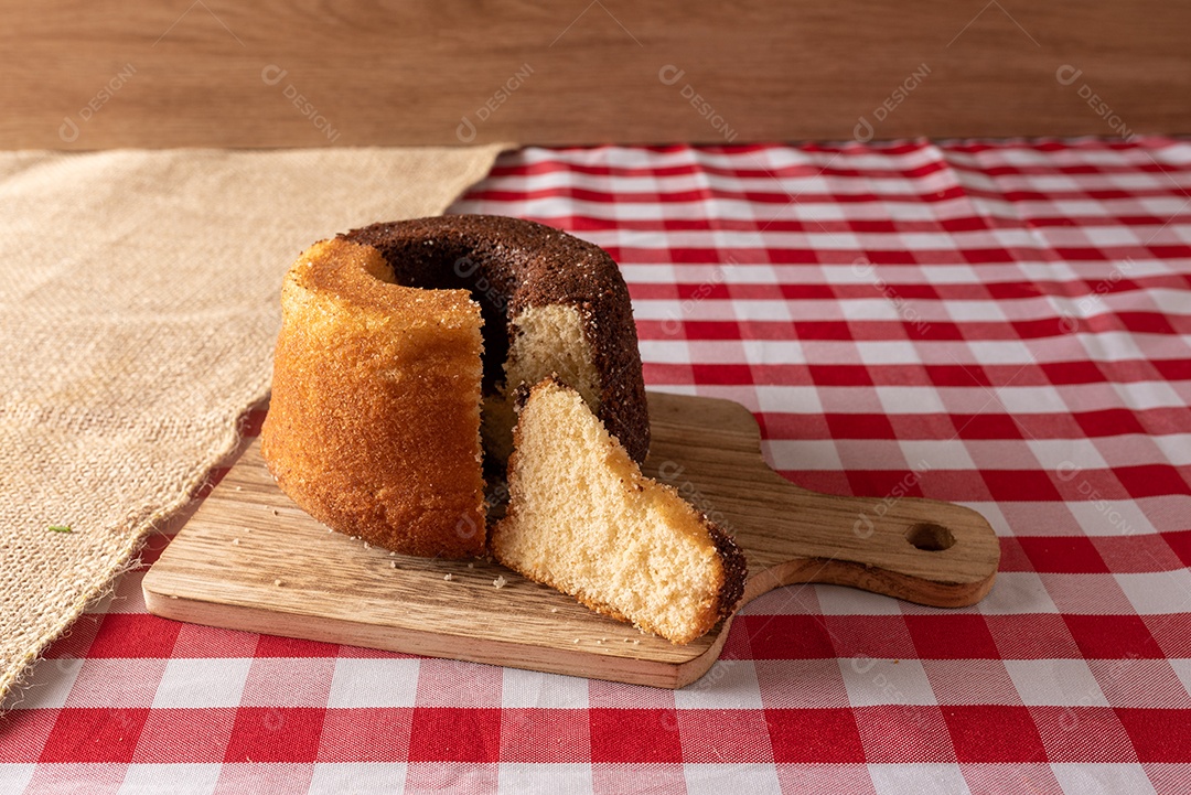 Mesa de madeira com comidas típicas da Festa Junina brasileira. espantalho