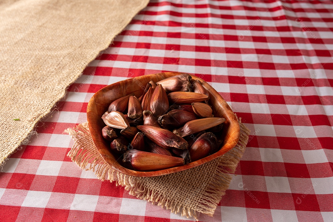 Mesa de madeira com comidas típicas da Festa Junina brasileira. espantalho