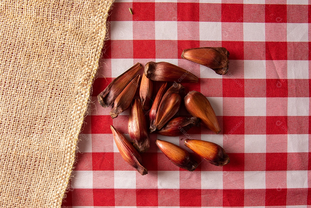 Mesa de madeira com comidas típicas da Festa Junina brasileira. espantalho