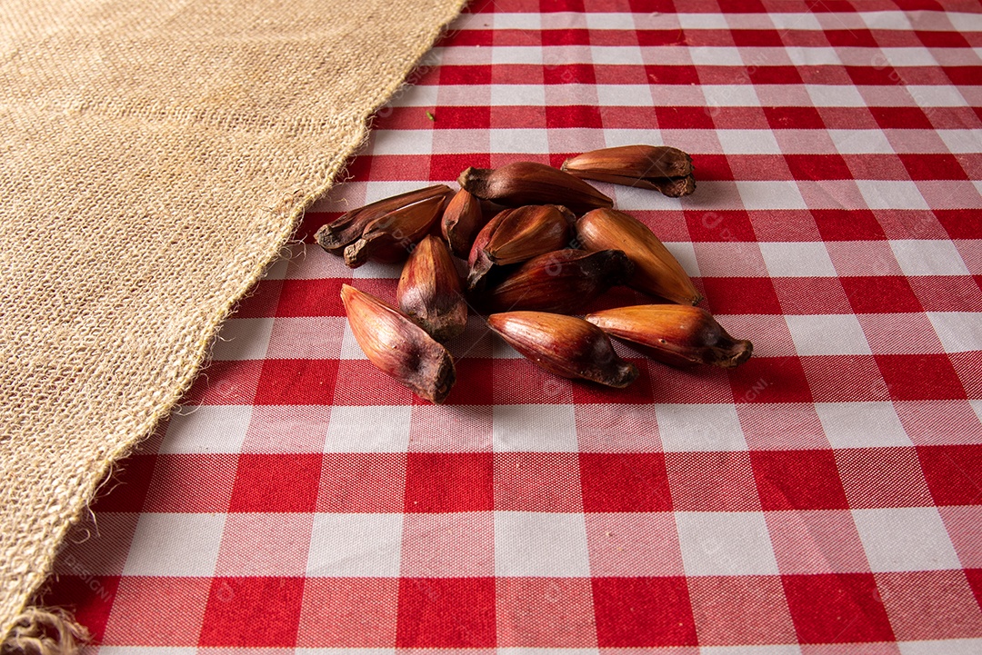 Mesa de madeira com comidas típicas da Festa Junina brasileira. espantalho