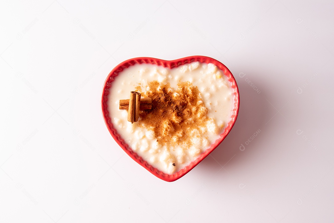 Mesa de madeira com comidas típicas da Festa Junina brasileira. espantalho