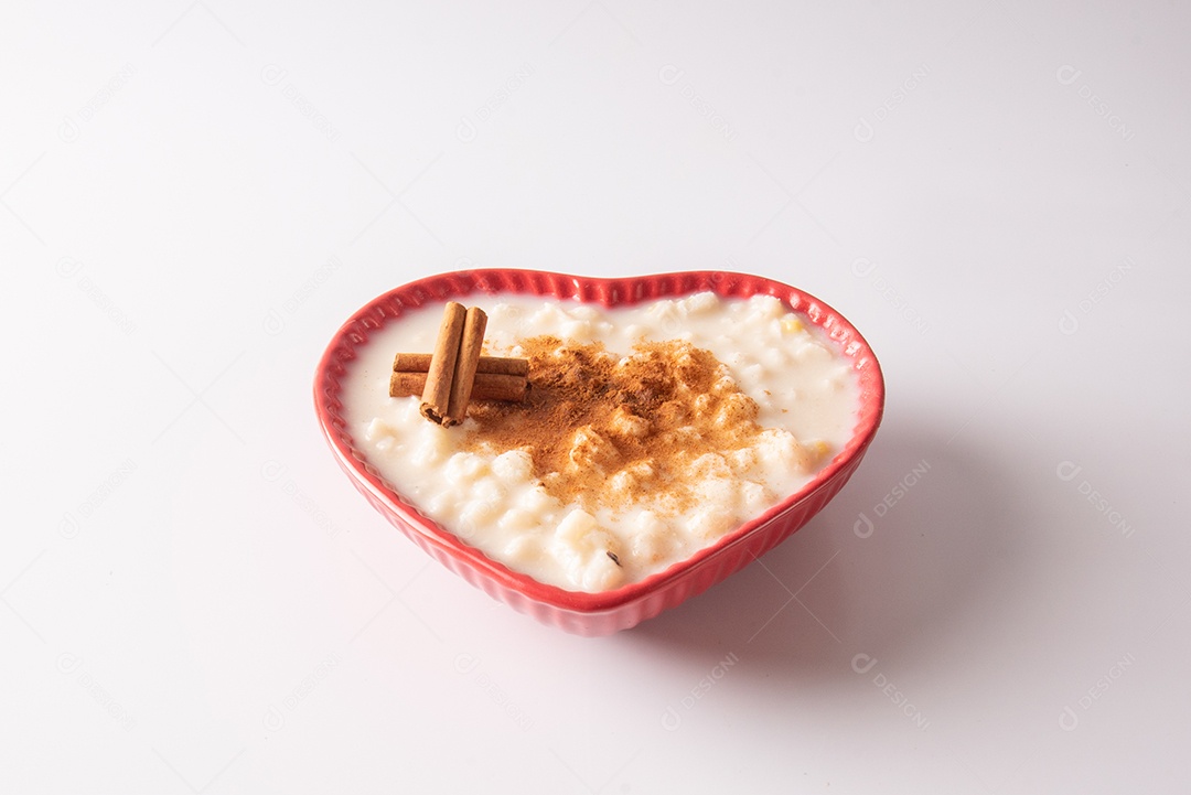 Mesa de madeira com comidas típicas da Festa Junina brasileira. espantalho