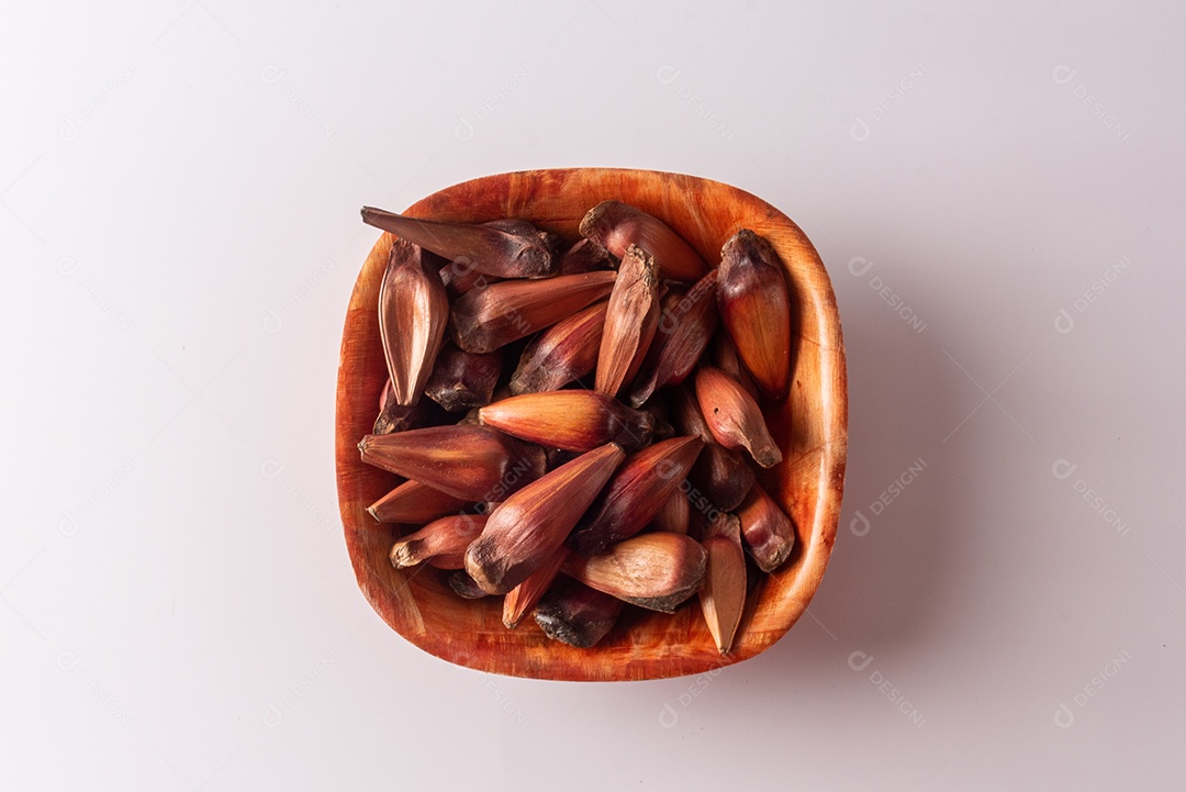 Mesa de madeira com comidas típicas da Festa Junina brasileira. espantalho