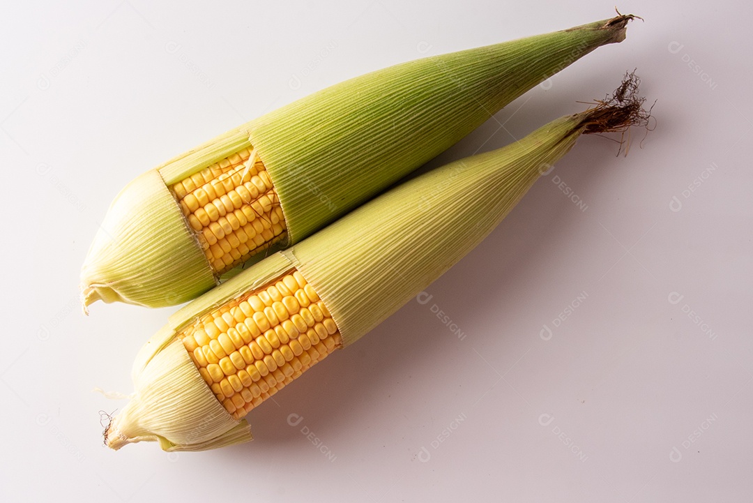 Mesa de madeira com comidas típicas da Festa Junina brasileira. espantalho