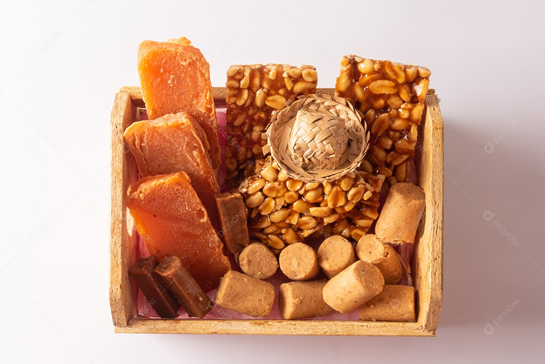 Mesa de madeira com comidas típicas da Festa Junina brasileira. espantalho