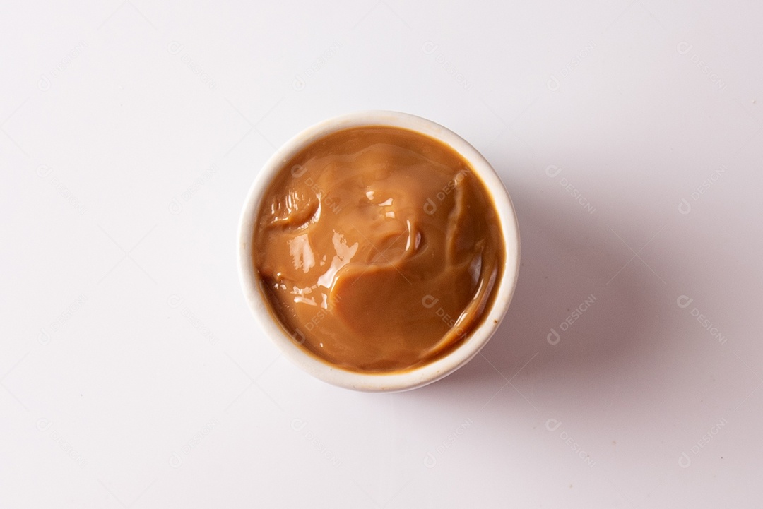 Mesa de madeira com comidas típicas da Festa Junina brasileira. espantalho