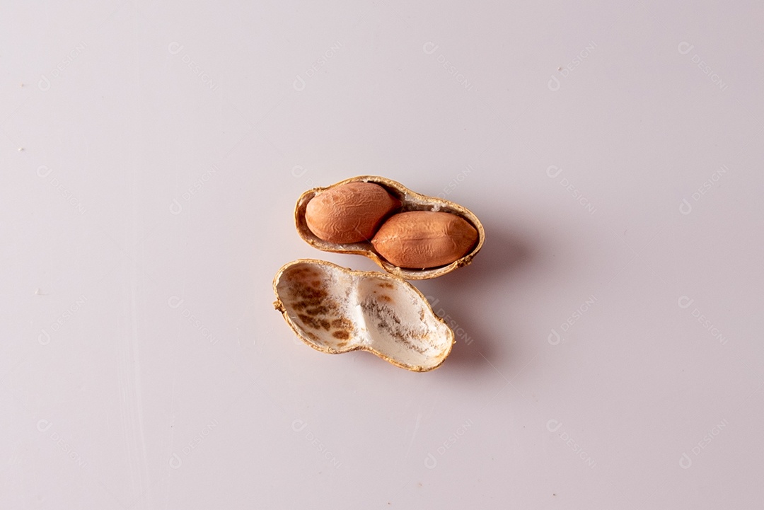 Mesa de madeira com comidas típicas da Festa Junina brasileira. espantalho