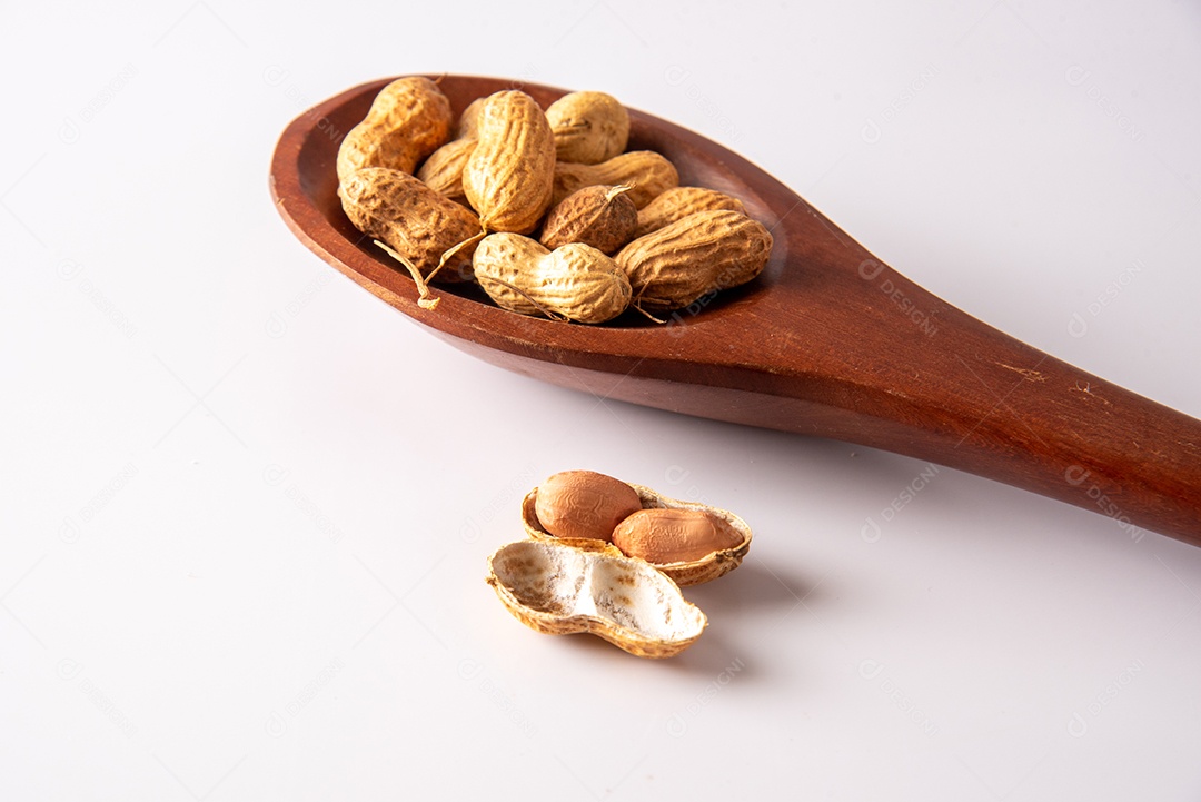 Mesa de madeira com comidas típicas da Festa Junina brasileira. espantalho
