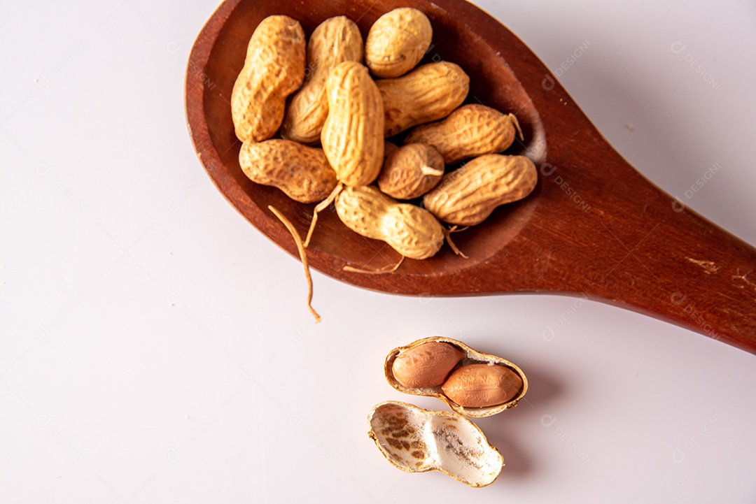 Mesa de madeira com comidas típicas da Festa Junina brasileira. espantalho