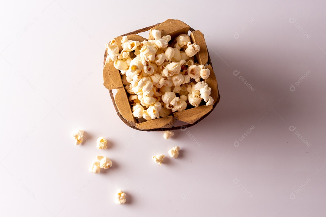 Mesa de madeira com comidas típicas da Festa Junina brasileira. espantalho